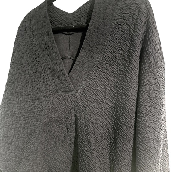 Lululemon Top 6 Oversized Rippled Sweatshirt Black Textured V-Neck Pullover Top - Picture 2 of 6